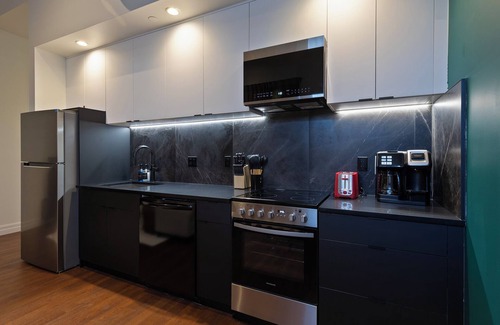 Downtown Apartment | DTWN I Near Yale I King Beds I Free Parking I Gym I Free Coffee I Pets Welcome!