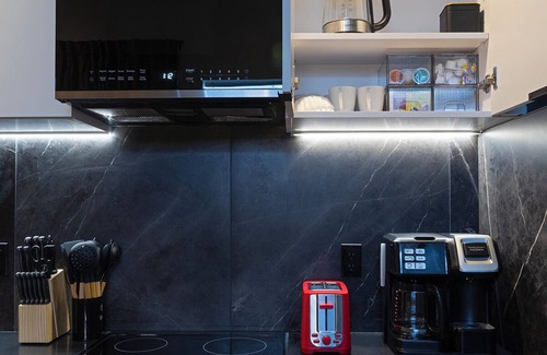 Downtown Apartment | DTWN I Near Yale I King Beds I Free Parking I Gym I Free Coffee I Pets Welcome!