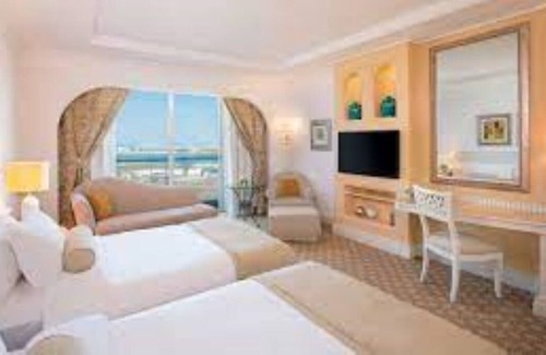 Jumeirah Resort | Dubai Marina Beachfront Resort!