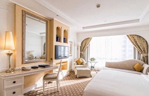 Jumeirah Resort | Dubai Marina Beachfront Resort!