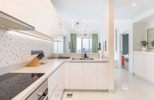 Dubai Internet City Apartment | Dubai Media City sleeps 2 with Amazing Sea Views!