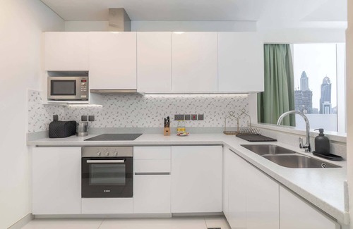 Dubai Internet City Apartment | Dubai Media City sleeps 2 with Amazing Sea Views!