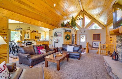 Duck Creek Village House | Duck Creek Village Cabin with Deck and Private Hot Tub