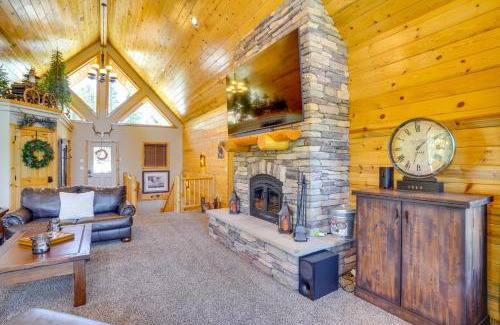 Duck Creek Village House | Duck Creek Village Cabin with Deck and Private Hot Tub