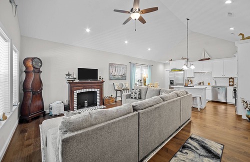Oriental House | Duck's Roost Cottage - Cozy and Convenient!