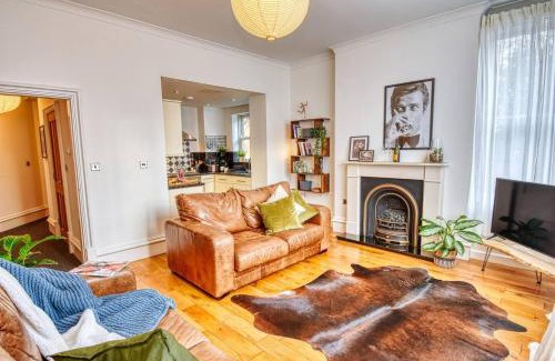 Dudley Apartment | Dudley-spacious Exec 1 Bed - Long Stay - Parking!