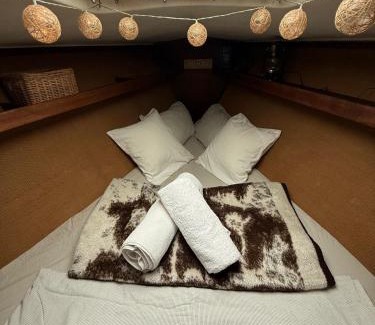 La Vila Olimpica del Poblenou Boat Rental | Duerme en un velero