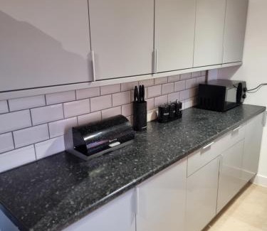 Newark upon Trent House | Dulverton house - 3 bed house/sleeps 6+ driveway+close to M1