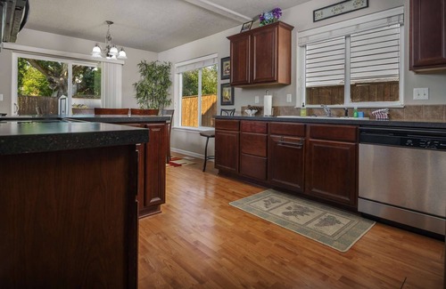 Dundee House | Dundee Gem, Bright Open Layout, Fenced Backyrd, Walk to Wineries, Food, Park w/Tennis & Playground