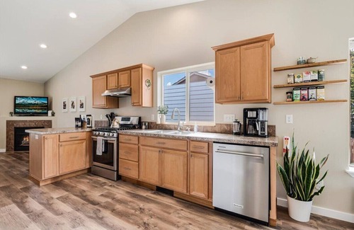 Dundee House | Dundee Hillside Retreat ~ Central Family & Dog Friendly Home!
