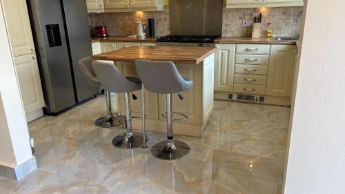 Hanham Apartment | Dundridge Home - Morden Urban Living - Sleeps up to 9 guests & private parking for 2 vehicles