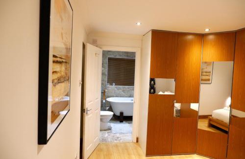 Hanham Apartment | Dundridge Home - Morden Urban Living - Sleeps up to 9 guests & private parking for 2 vehicles