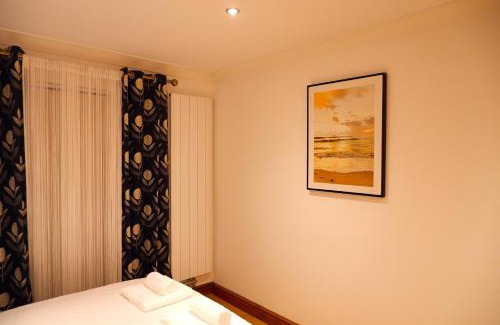 Hanham Apartment | Dundridge Home - Morden Urban Living - Sleeps up to 9 guests & private parking for 2 vehicles