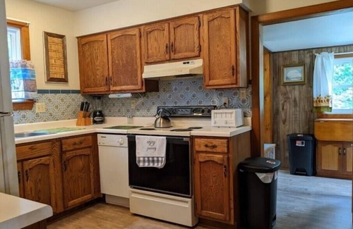 Town of Pines House | Dunes Cottage at Town of Pines Lake Michigan near Indiana Dunes Parks! n