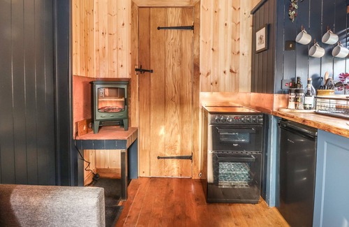Knock Cottage | DUNFELL SHEPHERD'S HUT, pet friendly in Appleby-In-Westmorland