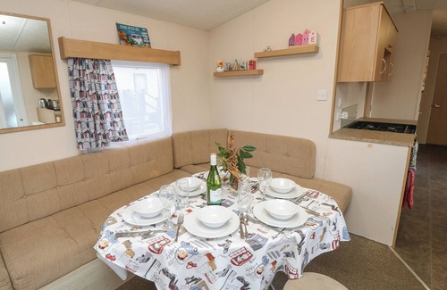 Hayling Island Cottage | DUNLIN WALK 13, pet friendly, with pool in Hayling Island