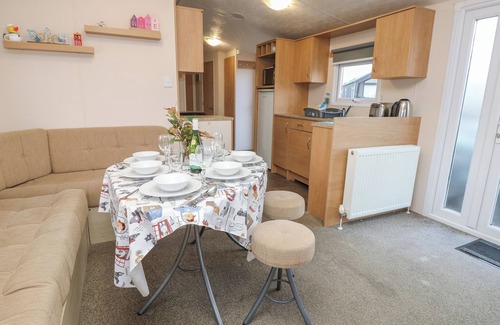 Hayling Island Cottage | DUNLIN WALK 13, pet friendly, with pool in Hayling Island