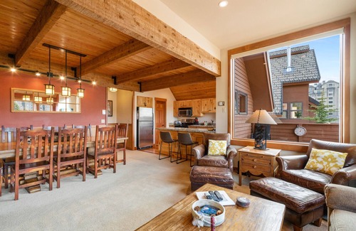 Big Sky Ski Chalet | Dunn's Den Ski-in/Ski-out Arrowhead Chalet Easy walk to Big Sky Resort!