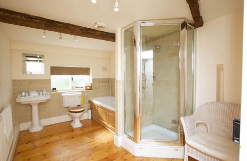Tamworth House | Dunnimere Farm stay with Hot Tub - up to 20