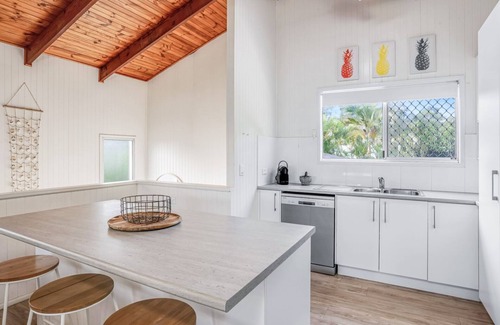 Rainbow Beach House | Dunworkin - Rainbow Beach. Room for everyone and pet friendly! Free Wi-fi. Pool