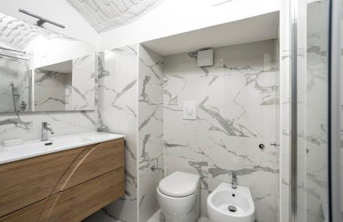 Tricolore Apartment | [Duomo 15 minuti a piedi] Luxury*Wifi*Netflx