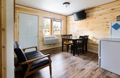 Whitefish Resort | Duplex 2 Queen Bedroom Full Bath Full Kitchen 10 Minutes from West Glacier Park!
