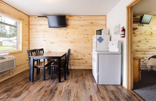 Whitefish Resort | Duplex 2 Queen Bedroom Full Bath Full Kitchen 10 Minutes from West Glacier Park!