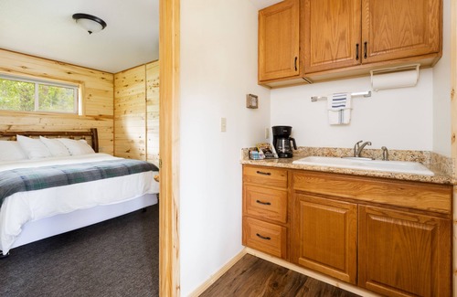 Whitefish Resort | Duplex 2 Queen Bedroom Full Bath Full Kitchen 10 Minutes from West Glacier Park!