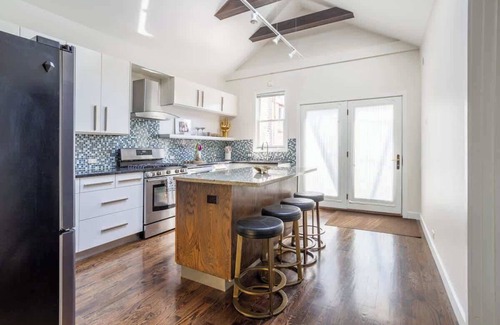 North Center Apartment | Duplex 3 Bed 2 Bath Apt Steps from Lincoln Square