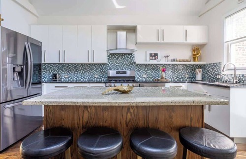 North Center Apartment | Duplex 3 Bed 2 Bath Apt Steps from Lincoln Square