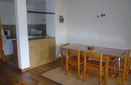 Saint-Jean-dʼAulps Apartment | Duplex 3 pièces près des pistes, piscine, parking - FR-1-573-25