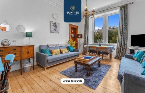 Dundee Apartment | DUPLEX APARTMENT, 5 Bed Rooms, Amazing Views, Fully Equipped, Free Parking, WiFi, FAVOURITE for Groups & Businesses, Food, Bars, Shops, Library, River Views, Long Stays, INVOICE and REDUCED PRICE only via SUNRISE SHORT LETS Dundee