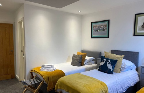 Liverpool Boat Rental | Duplex Barge Cinema Room 6 Ensuite Double-triple Bedrooms Great Social Spaces