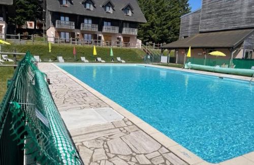 Besse-et-Saint-Anastaise Apartment | Duplex calme avec piscine et balcon près de Super-Besse - FR-1-814-40