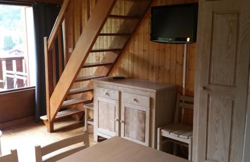 La Clusaz Apartment | Duplex Centre Village sans Prétention - 6 Pers, Ski-Bus à 100m, Proche Commerces & Pistes (RES31A) - FR-1-459-191