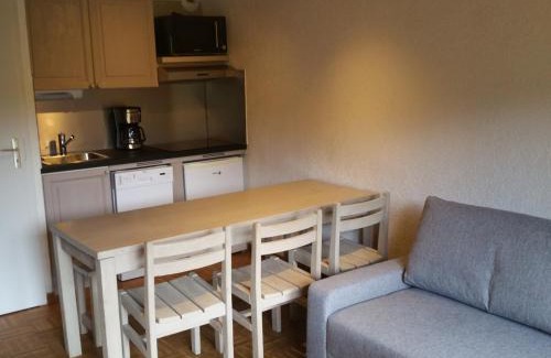 La Clusaz Apartment | Duplex Centre Village sans Prétention - 6 Pers, Ski-Bus à 100m, Proche Commerces & Pistes (RES31A) - FR-1-459-191