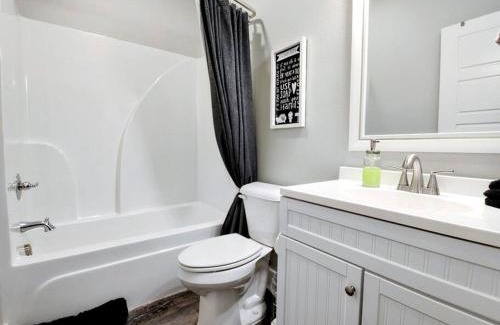 Mid America House | Duplex Lakeview A - 10 Minutes to Oaklawn Racing & Gaming