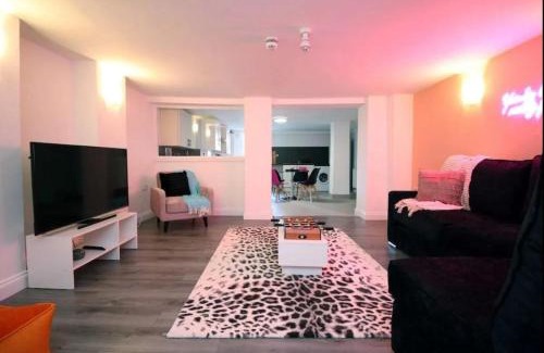 Riverside Apartment | Duplex Stay With Hot Tub Opposite Stadium
