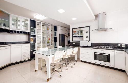 Jurere Internacional House | Duplex w/pool 800m from the beach in Jurerê DME025