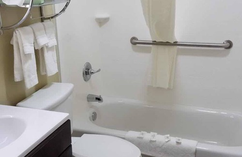 St. Matthews Hotel | DuPont Suites