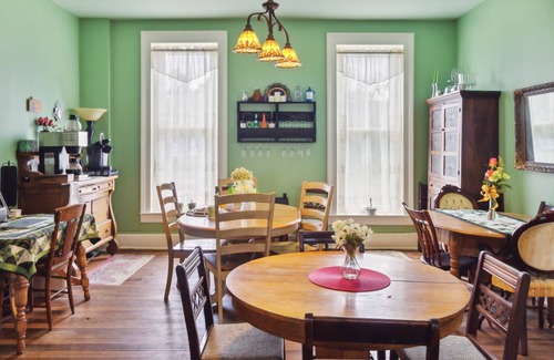 Glasgow Apartment | Dupriest Room 1 Bedroom by Main Street Bed & Breakfast