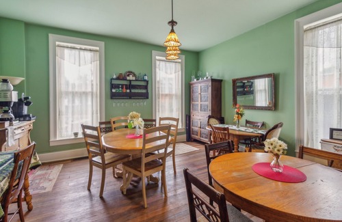 Glasgow Apartment | Dupriest Room 1 Bedroom by Main Street Bed & Breakfast