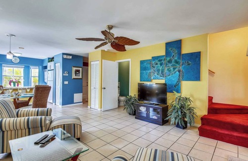Old Town Cottage | Duval Sea Turtle by Avantstay Great Location Close to Shops Shared Pool!