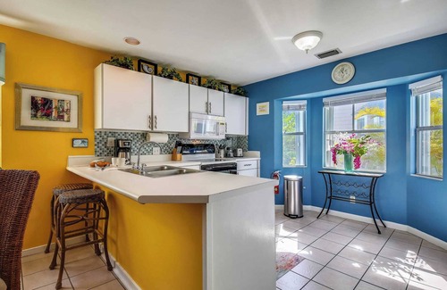 Old Town Cottage | Duval Sea Turtle by Avantstay Great Location Close to Shops Shared Pool!