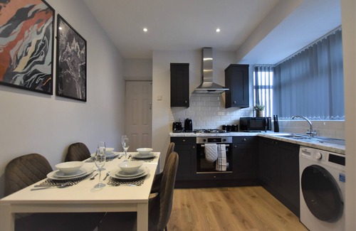 Sunderland House | Dwell Living Central Stylish 4BD Contractor Family Friendly