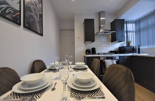 Sunderland House | Dwell Living Central Stylish 4BD Contractor Family Friendly