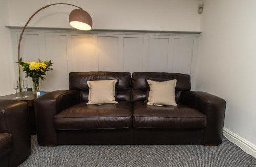 Boldon Colliery House | Dwellcome Home Ltd 3 Double Bedroom House, Private Estate, Driveway Parking, Fast WIFI, Ideal for Long Term Contractor, etc Stays, 3 miles 7 mins drive to Nissan, 15 mins to Sunderland Newcastle, Regular Housekeeping Options - See Our Site for Assurance