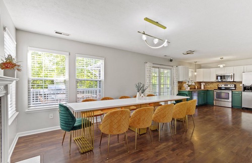 Westfield House | Dwntown Westfield Gem: Sleeps 17 with 6-Car Parking