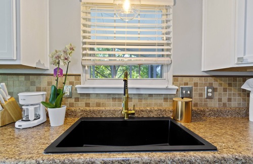 Westfield House | Dwntown Westfield Gem: Sleeps 17 with 6-Car Parking