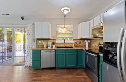 Westfield House | Dwntown Westfield Gem: Sleeps 17 with 6-Car Parking